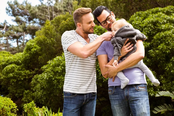 Посміхаючись гей-пара з дитиною — стокове фото