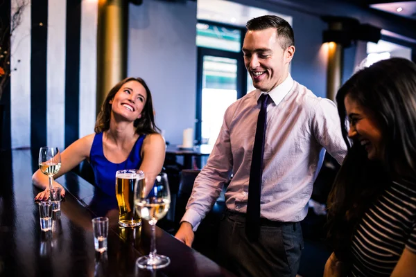 Vrienden praten en drinken — Stockfoto