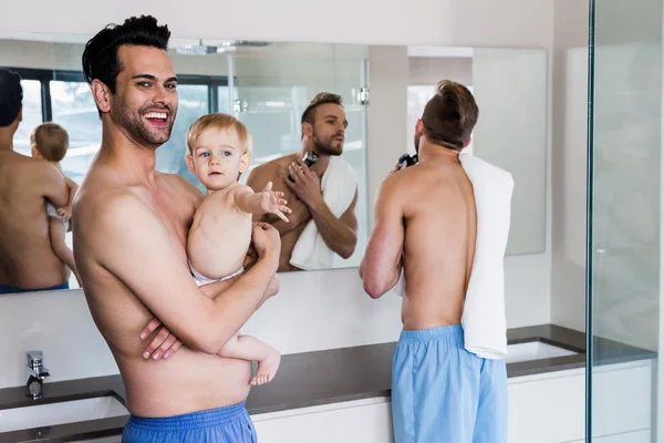 Sorrindo gay casal com criança — Fotografia de Stock