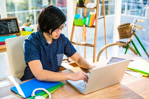 Hipster zakenman met behulp van laptop — Stockfoto