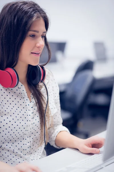 Studente sorridente che lavora al computer — Foto Stock