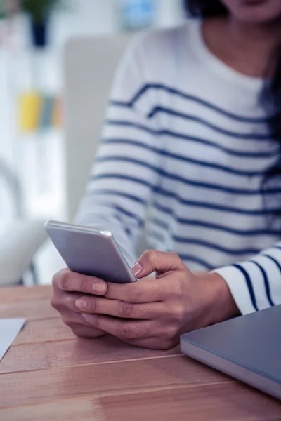 Mujer usando smartphone en la oficina — Foto de Stock