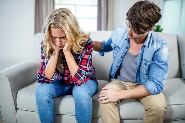 Vriend geruststellend triest vriendin — Stockfoto