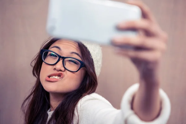 Mujer asiática haciendo cara y tomando selfie — Foto de Stock