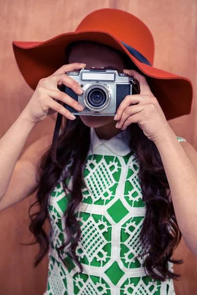 Γυναίκα λαμβάνοντας φωτογραφία με την κάμερα — Φωτογραφία Αρχείου