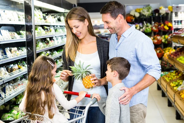 Gelukkige familie doen winkelen — Stockfoto
