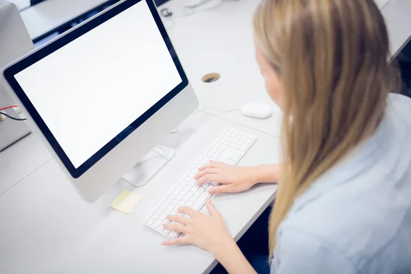 Visão traseira do estudante usando o computador — Fotografia de Stock