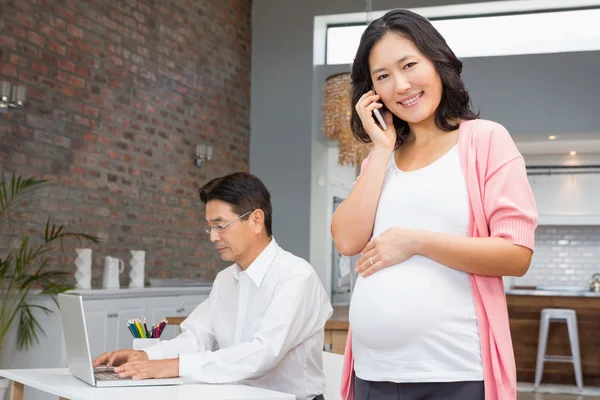 Gravid kvinna på telefonsamtal — Stockfoto