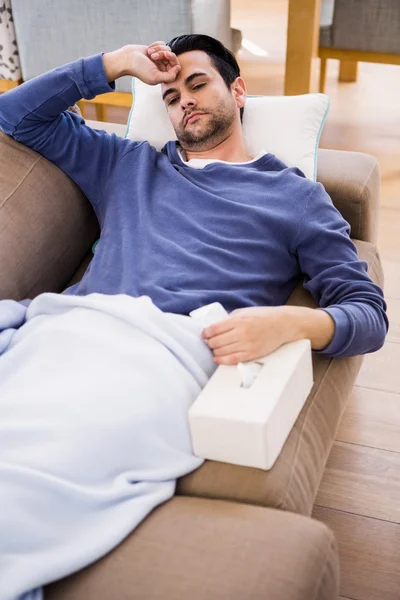 Sjuk man liggande på soffan — Stockfoto