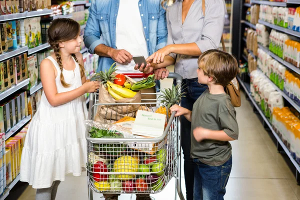 Сім'я робить продуктові покупки разом — стокове фото