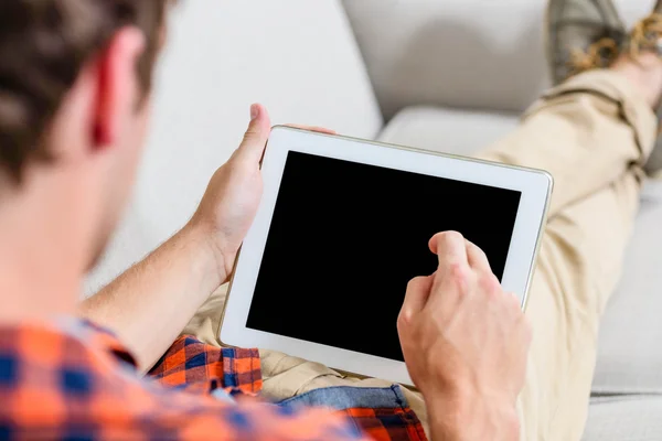 Man met Tablet PC op Bank — Stockfoto