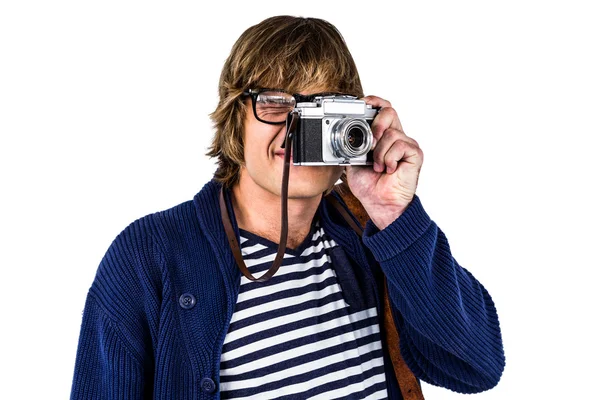 Hipster tirando fotos com uma câmera antiga — Fotografia de Stock