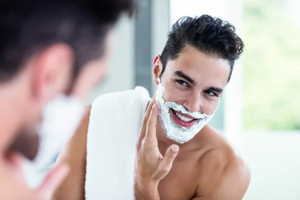 Hombre guapo afeitándose la barba — Foto de Stock