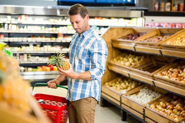 Jovem fazendo compras — Fotografia de Stock