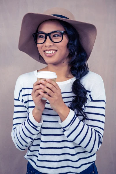 Mujer asiática sosteniendo taza desechable —  Fotos de Stock