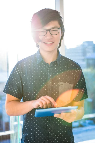 Lachende hipster zakenman met behulp van Tablet PC — Stockfoto