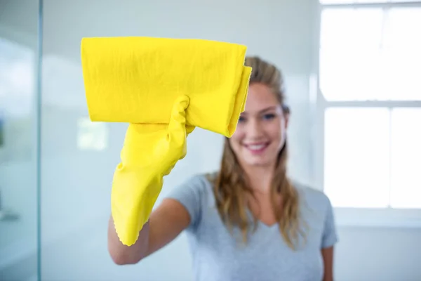 Vrouw schoonmaak badkamer — Stockfoto