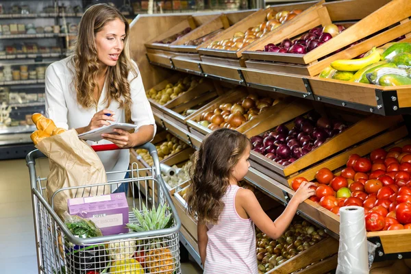 Mother and daughter doing shopping — Stock Photo, Image