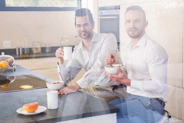 Sourire gay couple avoir petit déjeuner — Photo