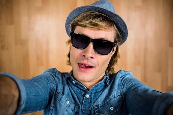 Crazy hipster bär solglasögon — Stockfoto