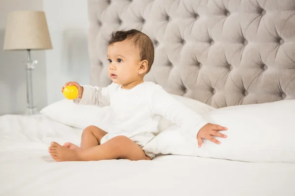 Söt baby leker med boll — Stockfoto