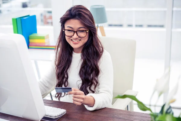 Mulher no computador segurando cartão de crédito — Fotografia de Stock