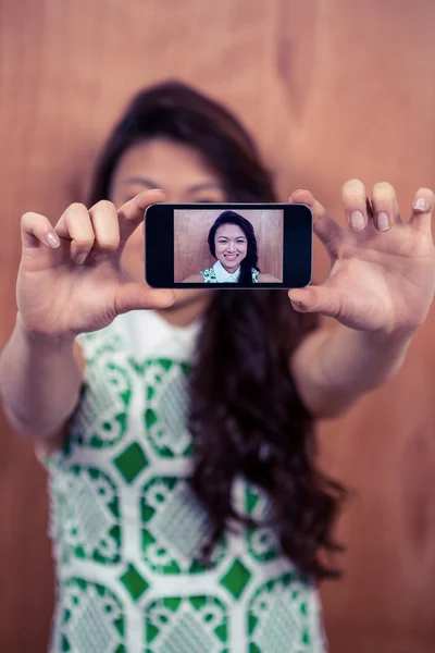 Selfie를 복용의 아시아 여자 웃는 개 — 스톡 사진