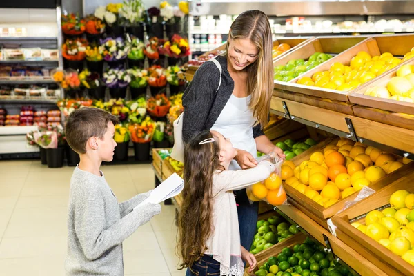 Family choosing groceries together — Stock Photo, Image