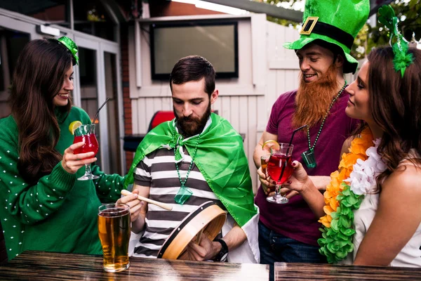 Vänner firar St Patricks day — Stockfoto