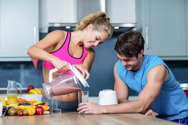 Coppia sana preparare frullato — Foto Stock