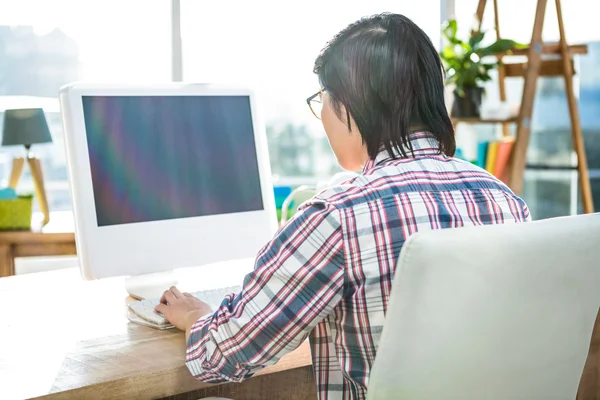 Affärsman med hjälp av dator — Stockfoto