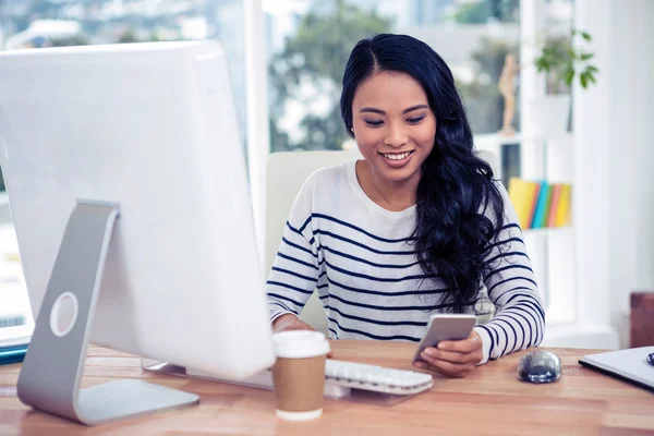 Aziatische vrouw met behulp van smartphone en computer — Stockfoto