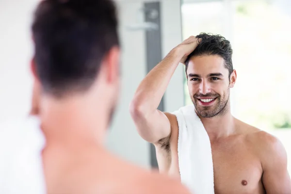 Shirtless man looking in mirror — Stock Photo, Image