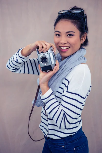 Mujer asiática tomando fotografía con cámara —  Fotos de Stock