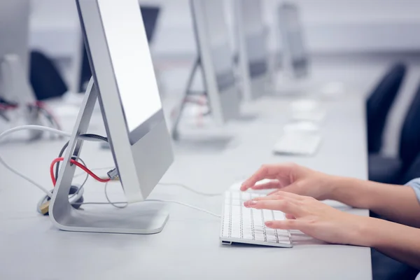 Imagen recortada del estudiante que trabaja en la computadora — Foto de Stock