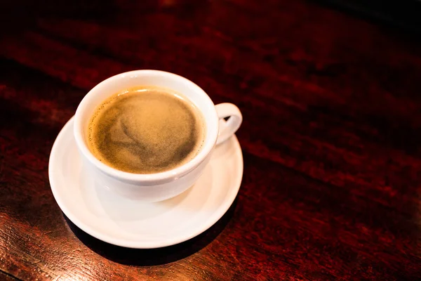 Tasse Kaffee auf Theke in Bar — Stockfoto