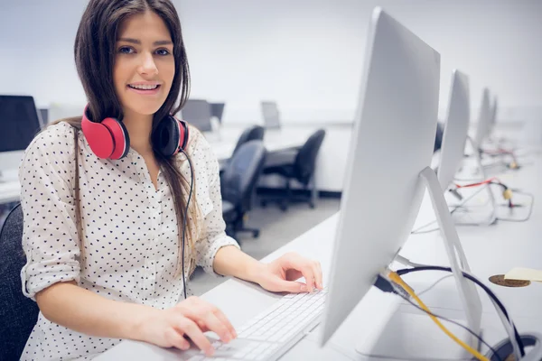 Lachende student werkt aan computer — Stockfoto