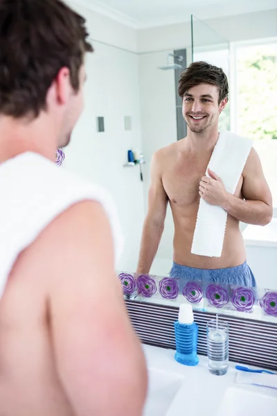 Красивый мужчина, стоящий с полотенцем — стоковое фото