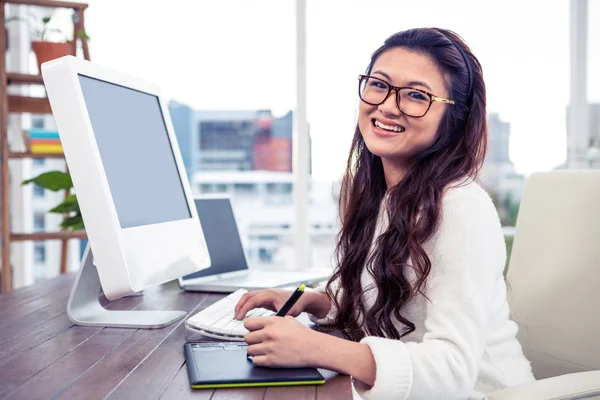 Mujer asiática usando tablero digital — Foto de Stock