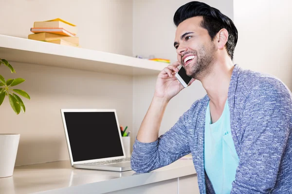 Mann benutzt Smartphone und Laptop — Stockfoto