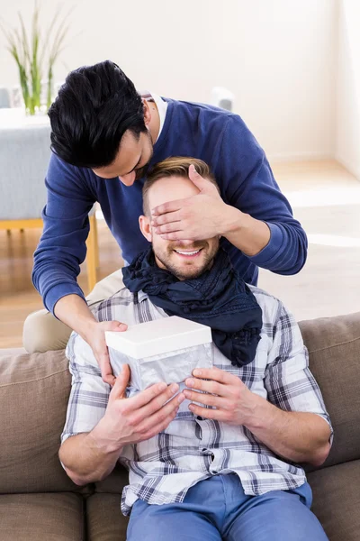 Gay man överraskande hans pojkvän — Stockfoto