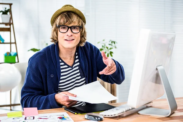 Lachende hipster zakenman werken — Stockfoto