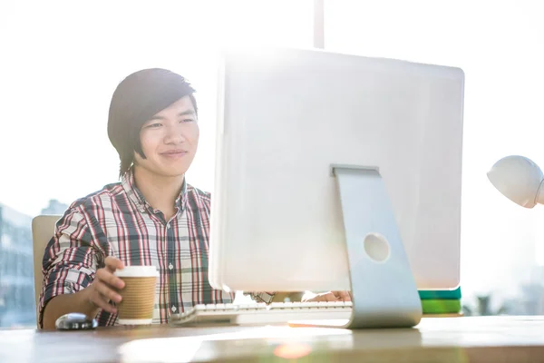 Hipster zakenman met behulp van computer — Stockfoto