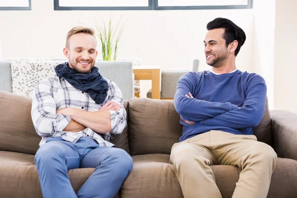 Pareja gay sonriendo en sofá —  Fotos de Stock