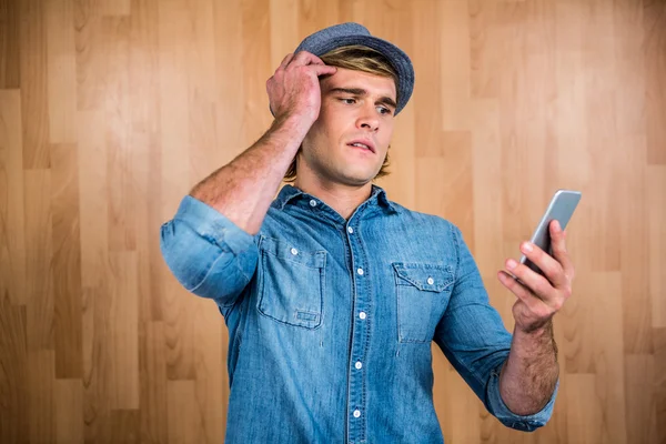 Hipster preocupado mirando el teléfono inteligente — Foto de Stock