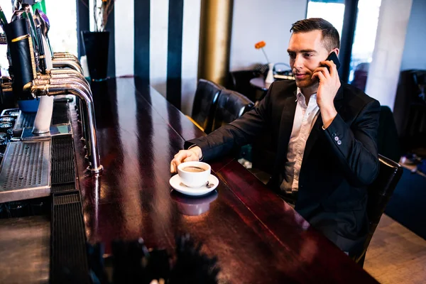 Geschäftsmann telefoniert beim Kaffee — Stockfoto