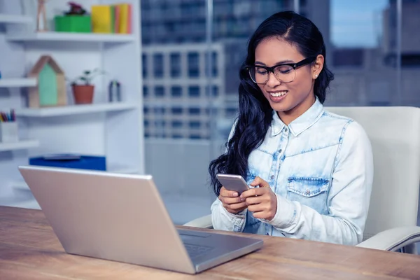 Asiatisk kvinna med glasögon med smartphone — Stockfoto