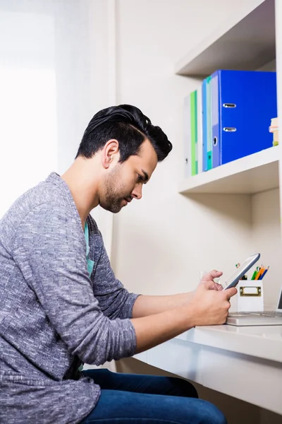 Gericht man met behulp van Tablet PC — Stockfoto