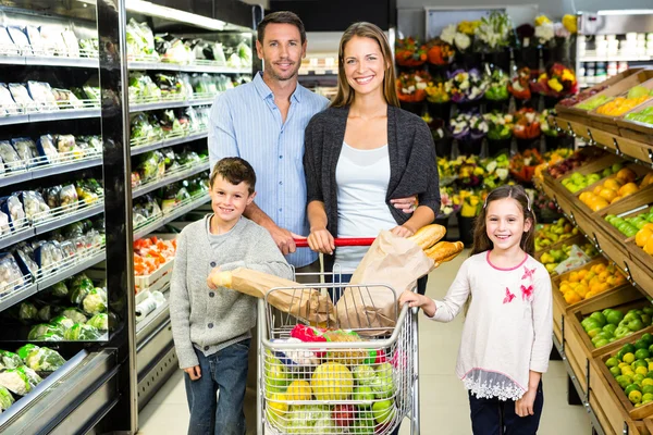 Família fazendo compras de mercearia juntos — Fotografia de Stock