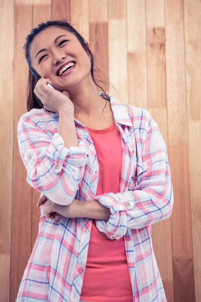 Mulher asiática feliz no telefonema — Fotografia de Stock